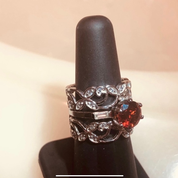 🌹Beautiful 3-Ring Garnet Solitaire and Double Filigree Bands - Picture 5 of 10